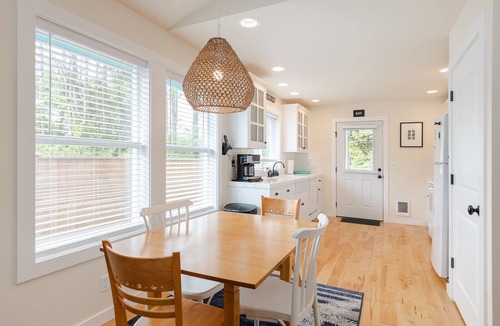 Pacific Beach Cottage | Cheerful coastal cottage w/hot tub - 2 min walk from the beach!
