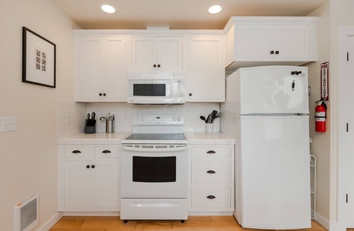 Pacific Beach Cottage | Cheerful coastal cottage w/hot tub - 2 min walk from the beach!