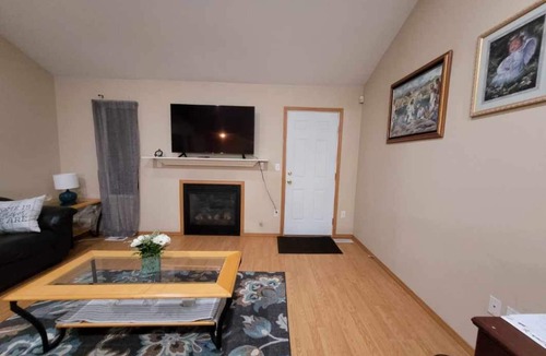 East Olympia House | Cheerful Getaway 5BD/3BTH In the Heart of Lacey