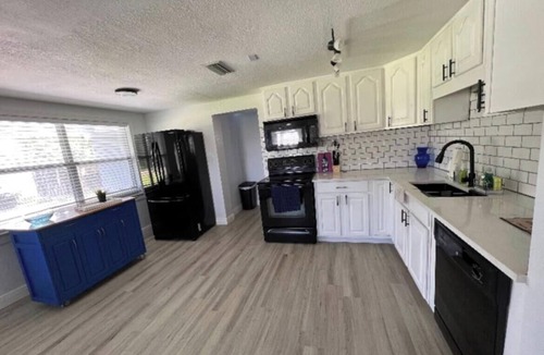 Riverview House | Cheerful Newly Renovated *HEATED* POOL/SPA 5min from Tampa