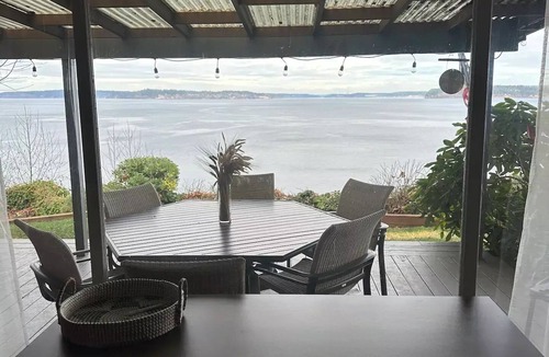Tillicum Cabin | Cheerful ocean front 3 bedroom cabin