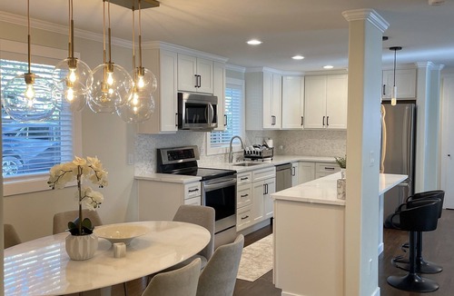 Hillwood House | Cheerful & private 3 bedroom Shoreline home.