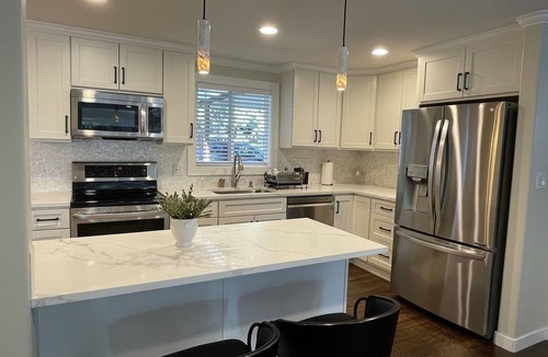Hillwood House | Cheerful & private 3 bedroom Shoreline home.