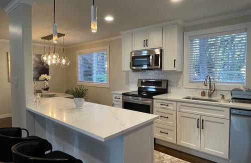 Hillwood House | Cheerful & private 3 bedroom Shoreline home.