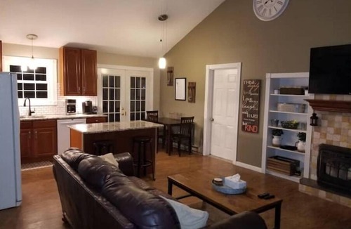 Pocono Summit House | Cheerful ranch