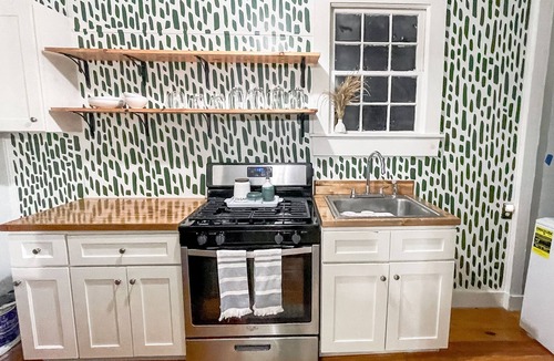 Beaufort Cottage | Cheerful tiny home by the Bay
