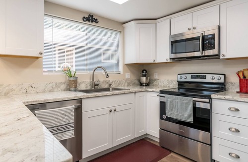 Willits House | Cheerful two bedroom Home with indoor fireplace