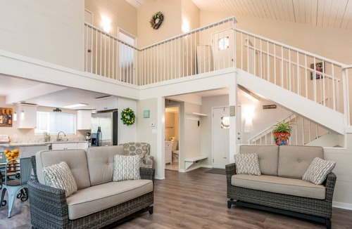 Willits House | Cheerful two bedroom Home with indoor fireplace
