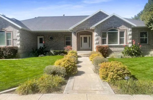 Highland House | Cheery and Bright four Bedroom Walkout Basement