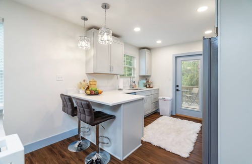 Powell House | Cheery and Stylish Three Bedroom Townhouse in Convenient Area