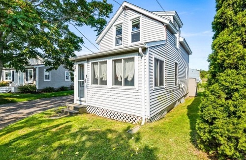 Humarock House | Cheery home! .5m walk to beach, shops, restaurants, & river steps away!