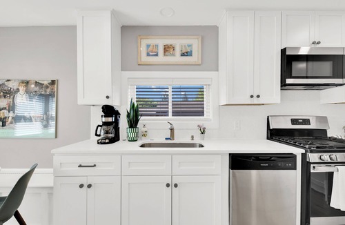 Como House | Chef's Kitchen and Hot Tub at Nymph's Haven