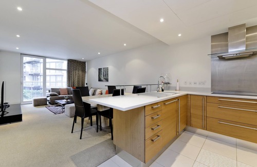 Queenstown Apartment | Chelsea Bridge Wharf, by Veeve