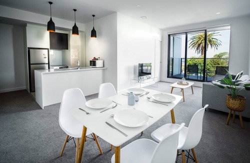 Birkenhead Hotel | CHELSEABAY Modern Apartment