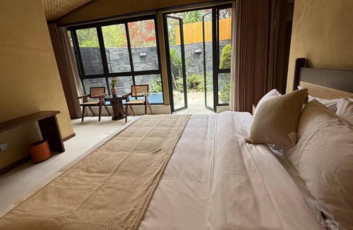 Xindu Hotel | Chengdu Xiaoya Yard Hot Spring Hotel,is just a 20 minute drive from both the Sanxingdui Museum and the Chengdu Panda Base,Enjoy Soaking in natural hot springs,Traditional Chinese afternoon tea,Exquisite fruit platter