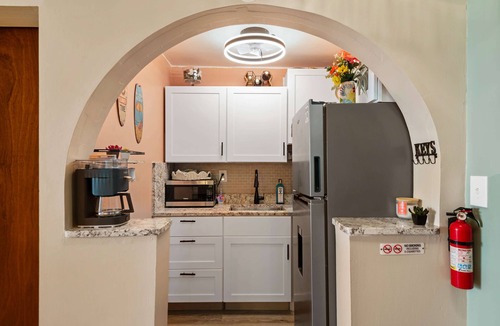 Red Hook Hotel | Cherie’s Cozy Oceanside Condo-3 Pools-Sapphire