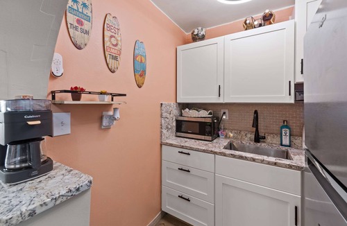 Red Hook Hotel | Cherie’s Cozy Oceanside Condo-3 Pools-Sapphire