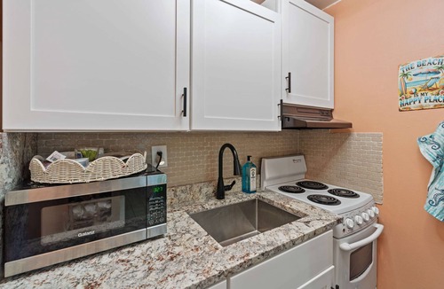Red Hook Hotel | Cherie’s Cozy Oceanside Condo-3 Pools-Sapphire