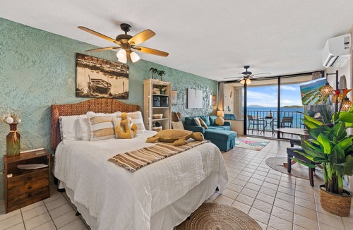 Red Hook Hotel | Cherie’s Cozy Oceanside Condo-3 Pools-Sapphire