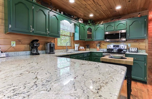 Foxfire Estates Cabin | Cherokee Dreamer`s Den | Blue Ridge, GA