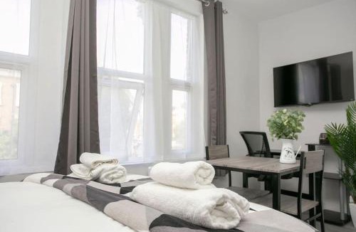 Crystal Palace Apartment | Cherry blossom studio in Sydenham