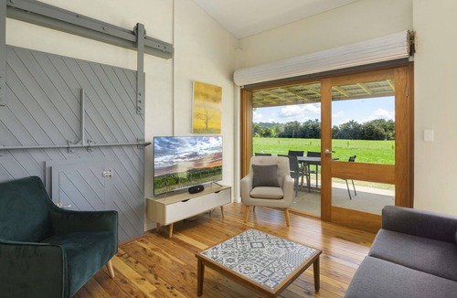 Canobolas Cottage | Cherry Cottage, Orange NSW. Walk to 4 cellar doors from this cosy oasis.