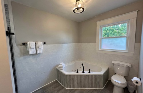 Leitchfield House | Cherry Jacuzzi Suite 🚭 @ Homestay On Main