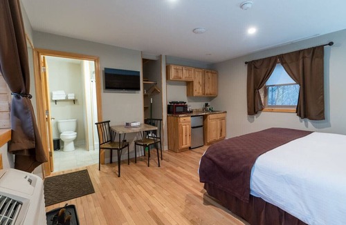 Bethlehem Resort | Cherry Lodge #6: Comfortable King Room Escape