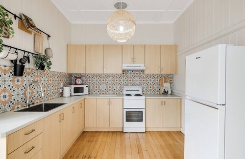 Toowoomba House | Cherry Tree Cottage! CBD Magic!