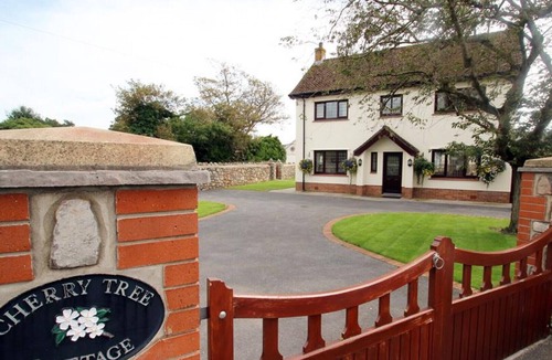 Horton House | Cherry Tree Cottage - Three Bedroom House, Sleeps 5