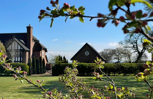 Middlewich Apartment | Cheshire - Countryside peaceful retreat. Surrounded with nature and wildlife.