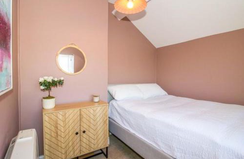 Malpas House | Cheshire Countryside Escape with Garden & Sunrise View