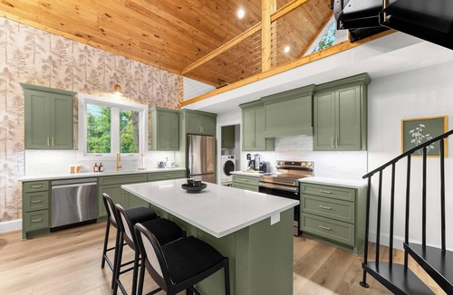 Cleveland Cabin | Chestatee Cabin | 37 Acres | Hot Tub | 2 Kings | Pickleball | Mountain Views | <30 minutes to Helen | Book Multiple Cabins for Larger Groups