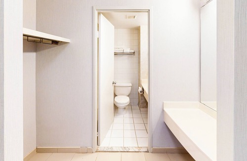 Bay Street Corridor Hotel | Chestnut Residence - Campus Accommodation