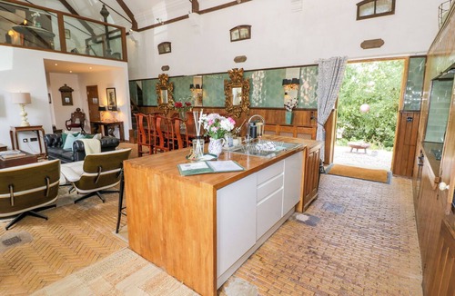 Amerton Cottage | CHETWYND LODGE, pet friendly, with a garden in Great Haywood