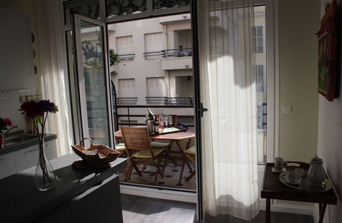 Carre d'Or Apartment | Chez Albertine: bright 105m² apartment, two minutes from the sea