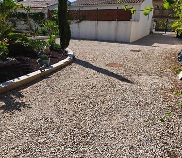 Sorgues Bed & Breakfast | Chez Brigitte Chambre d hôtes avec cour privative,piscine,