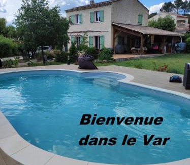 Sillans-la Cascade Bed & Breakfast | Chez Catherine et Joël "chambre avec piscine et cuisine d'été"