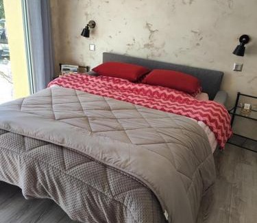 Sillans-la Cascade Bed & Breakfast | Chez Catherine et Joël "chambre avec piscine et cuisine d'été"