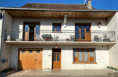 Chouzelot Apartment | Chez Doukine, Appartement avec balcon à Chouzelot