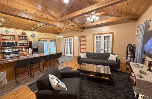 Scott House | Chez Le Fleur: A Cozy 2 Bedroom Home with Patio, Fenced Yard & Wi-Fi Min to I-10