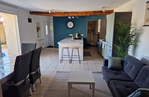 Gurgy House | Chez Madeleine, Maison Mitoyenne Avec Cour Fermée Dans Joli Village Bourguignon