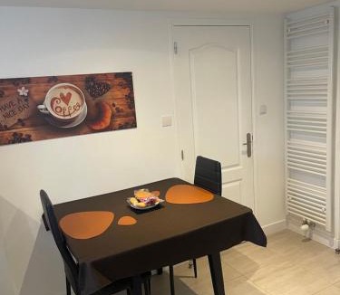 Sevran Apartment | Chez Pascal et Louna au calme avec Jacuzzi ! Proche PARIS et RER B et CDG AÉROPORT