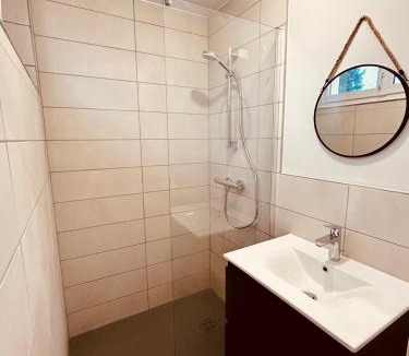 Feurs Apartment | Chez soi - Apt entier - Choix 1 à 4 chambres avec Sdb privatives - Emplacement #1