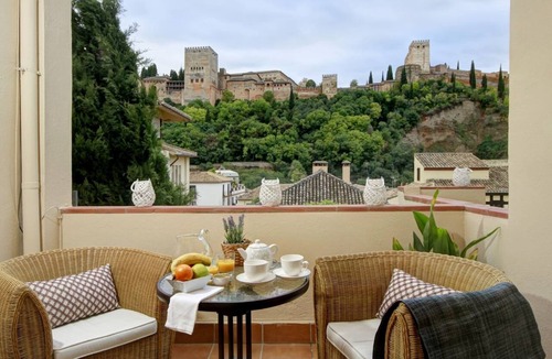 San Pedro Apartment | ChezmoiHomes Unique Alhambra Views