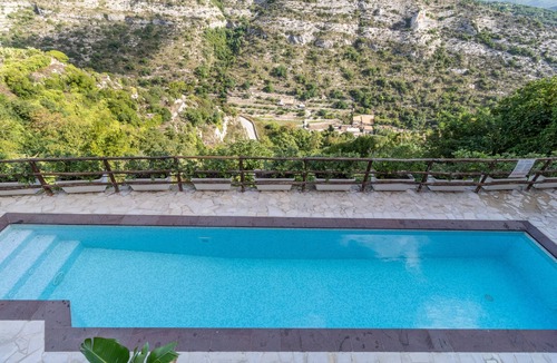 Ragusa House | Chibao House Holiday Home with Private Pool, Mountain View, Garden & Wi-Fi