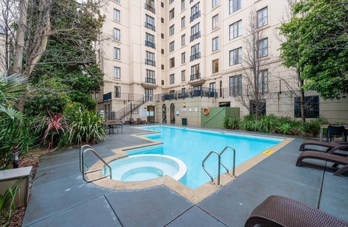 East Melbourne Apartment | Chic 1-Bed in East Melbourne with Gym & Pool