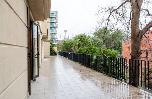East Melbourne Apartment | Chic 1-Bed in East Melbourne with Gym & Pool