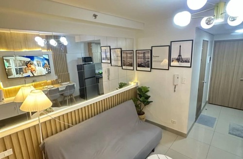 Barangay 76 Apartment | Chic 1-bedroom apartment in brilliant Pasay with WiFi, AC