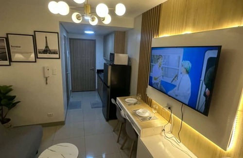 Barangay 76 Apartment | Chic 1-bedroom apartment in brilliant Pasay with WiFi, AC